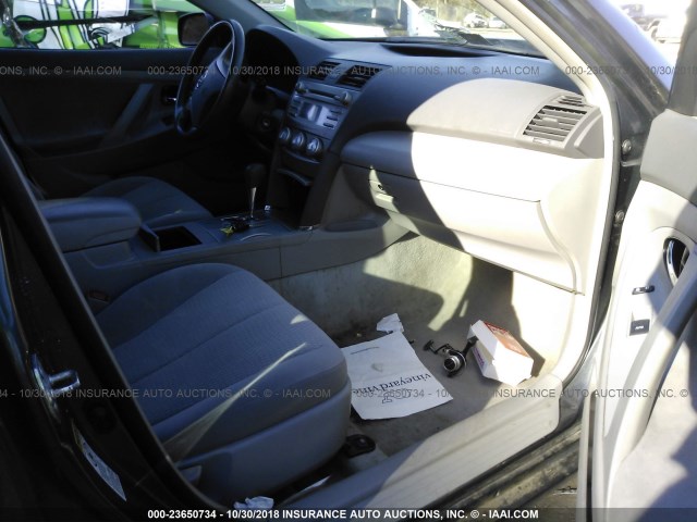 4T1BF3EK1BU120271 - 2011 TOYOTA CAMRY SE/LE/XLE ნაცრისფერი ფოტო 5
