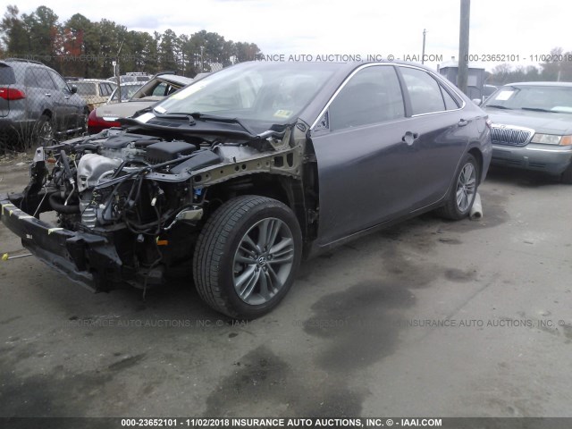 4T1BF1FK3FU030483 - 2015 TOYOTA CAMRY LE/XLE/SE/XSE GRAY photo 2