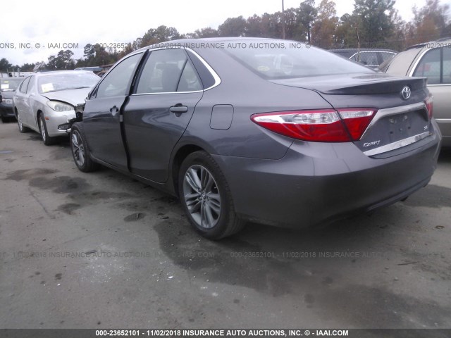 4T1BF1FK3FU030483 - 2015 TOYOTA CAMRY LE/XLE/SE/XSE GRAY photo 3