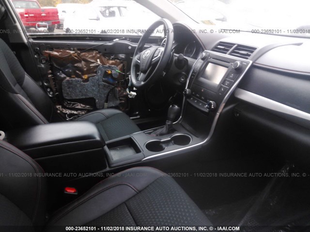 4T1BF1FK3FU030483 - 2015 TOYOTA CAMRY LE/XLE/SE/XSE GRAY photo 5