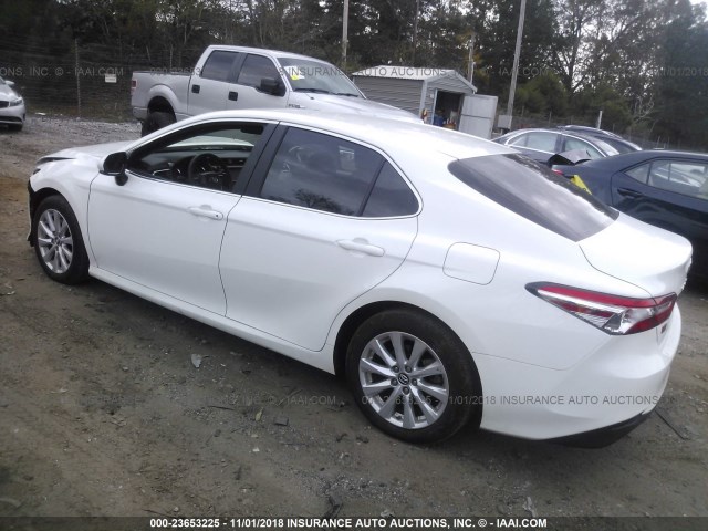 4T1B11HK2JU013288 - 2018 TOYOTA CAMRY L/LE/XLE/SE/XSE WHITE photo 3