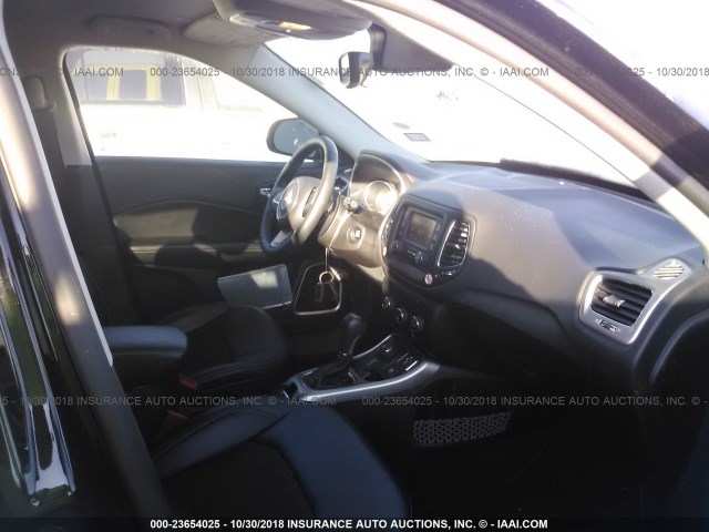 3C4NJDBB6HT679764 - 2017 JEEP COMPASS LATITUDE 黑色 照片 5