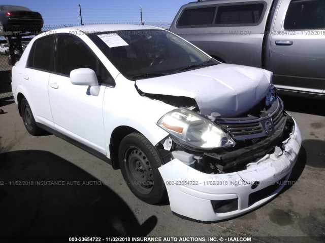 3N1BC11E98L412693 - 2008 NISSAN VERSA S/SL WHITE photo 1