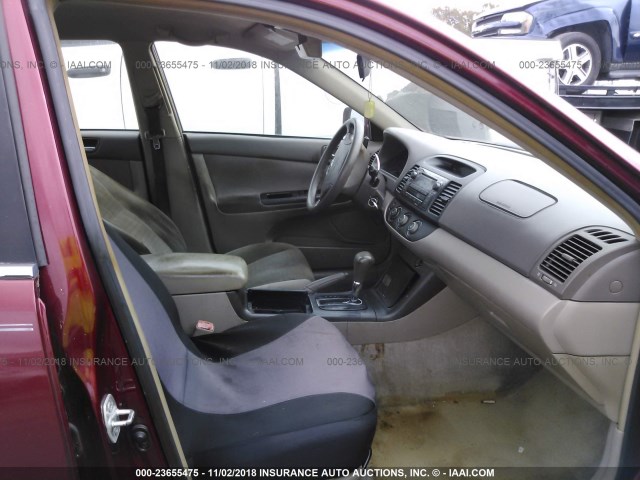 4T1BE32K75U406959 - 2005 TOYOTA CAMRY LE/XLE/SE RED photo 5