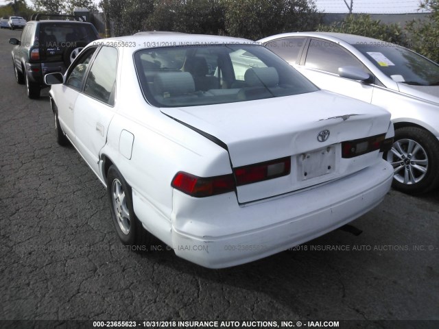 4T1BG28K5XU546359 - 1999 TOYOTA CAMRY CE/LE/XLE 白色 照片 3