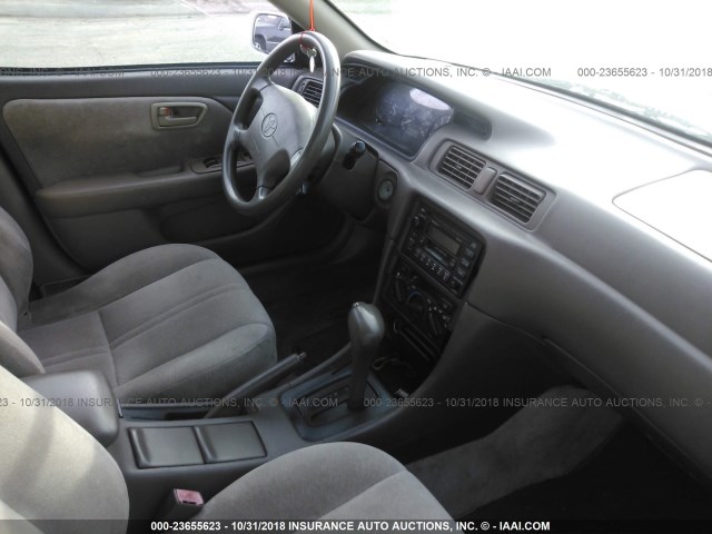 4T1BG28K5XU546359 - 1999 TOYOTA CAMRY CE/LE/XLE 白色 照片 5