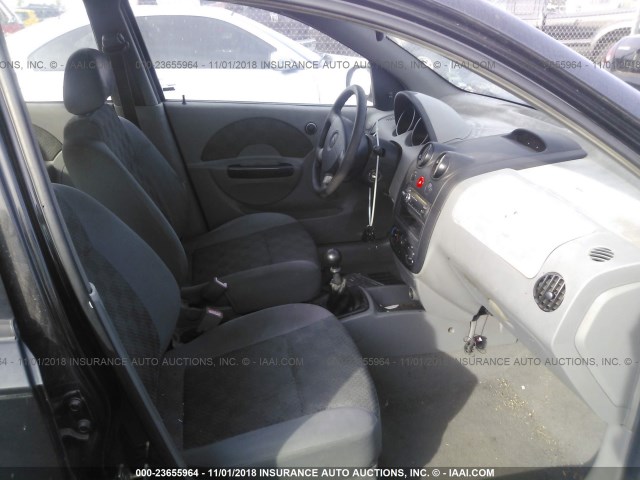 KL1TD52685B299370 - 2005 CHEVROLET AVEO LS BLACK photo 5