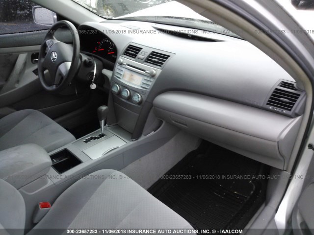 4T1BE46K89U372701 - 2009 TOYOTA CAMRY SE/LE/XLE SILVER photo 5