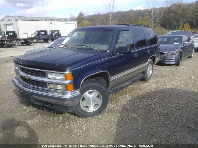 1GNEK13RXWJ323188 - 1998 CHEVROLET TAHOE K1500 Dark Blue photo 2