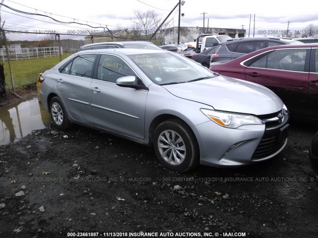 4T1BF1FK2HU667707 - 2017 TOYOTA CAMRY LE/XLE/SE/XSE 银色 照片 1