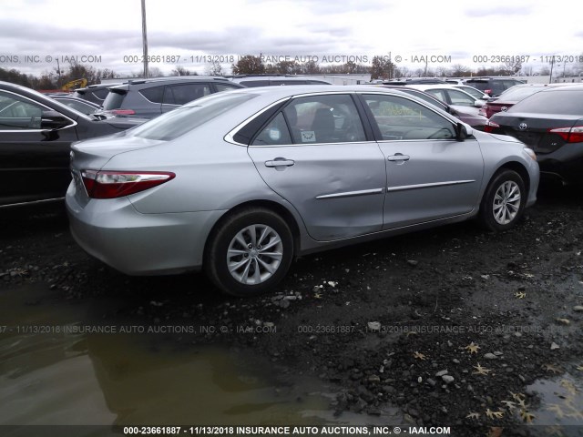 4T1BF1FK2HU667707 - 2017 TOYOTA CAMRY LE/XLE/SE/XSE 银色 照片 4
