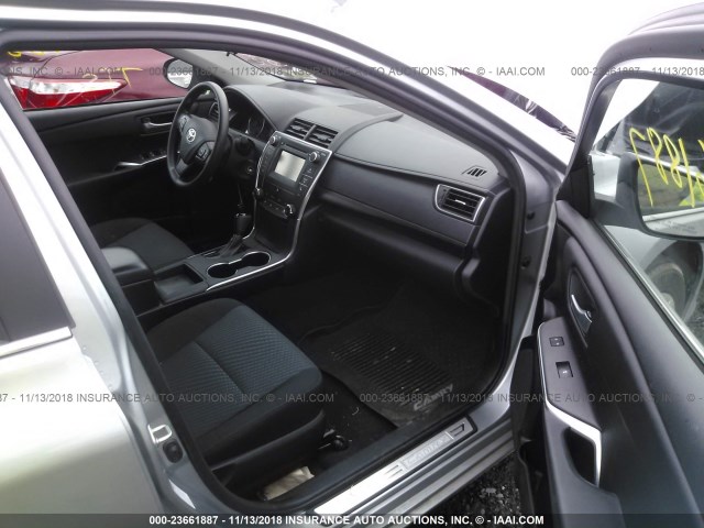 4T1BF1FK2HU667707 - 2017 TOYOTA CAMRY LE/XLE/SE/XSE 银色 照片 5