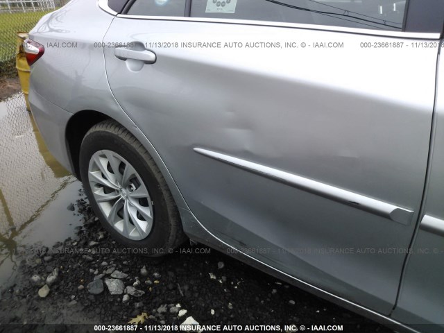 4T1BF1FK2HU667707 - 2017 TOYOTA CAMRY LE/XLE/SE/XSE 银色 照片 6