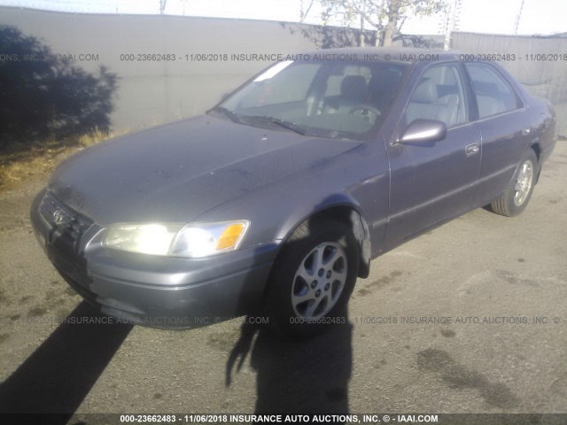 4T1BF28K3WU926818 - 1998 TOYOTA CAMRY CE/LE/XLE 灰色 照片 2