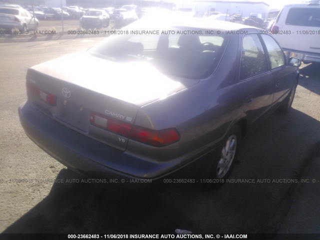 4T1BF28K3WU926818 - 1998 TOYOTA CAMRY CE/LE/XLE 灰色 照片 4