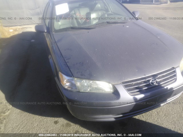 4T1BF28K3WU926818 - 1998 TOYOTA CAMRY CE/LE/XLE 灰色 照片 6