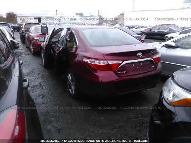 4T1BF1FKXHU749622 - 2017 TOYOTA CAMRY LE/XLE/SE/XSE RED photo 3