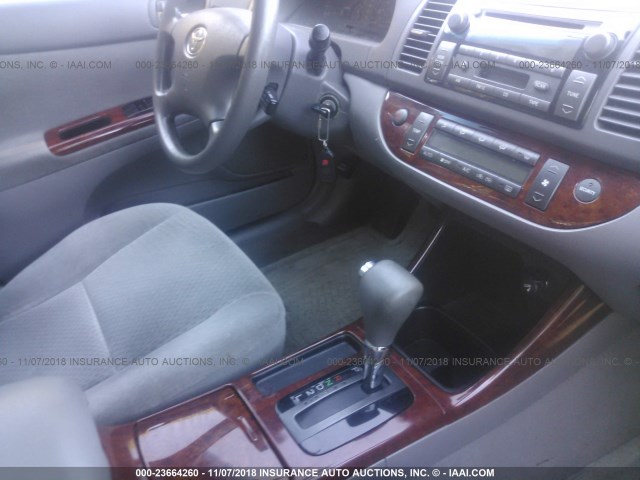 4T1BE32K22U560118 - 2002 TOYOTA CAMRY LE/XLE/SE SILVER photo 5