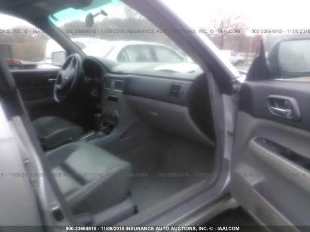 JF1SG65614H758091 - 2004 SUBARU FORESTER 2.5XS ვერცხლისფერი ფოტო 5