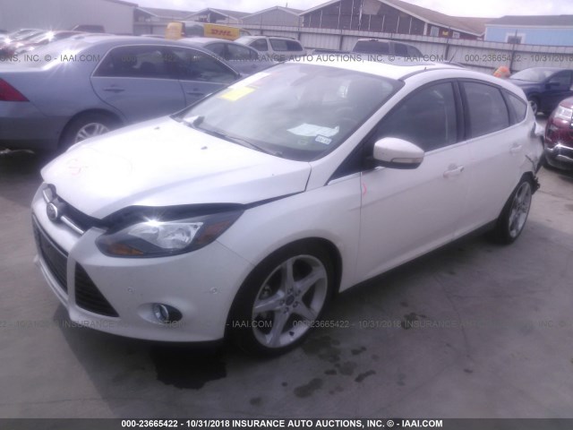 1FAHP3N2XCL466165 - 2012 FORD FOCUS TITANIUM WHITE photo 2