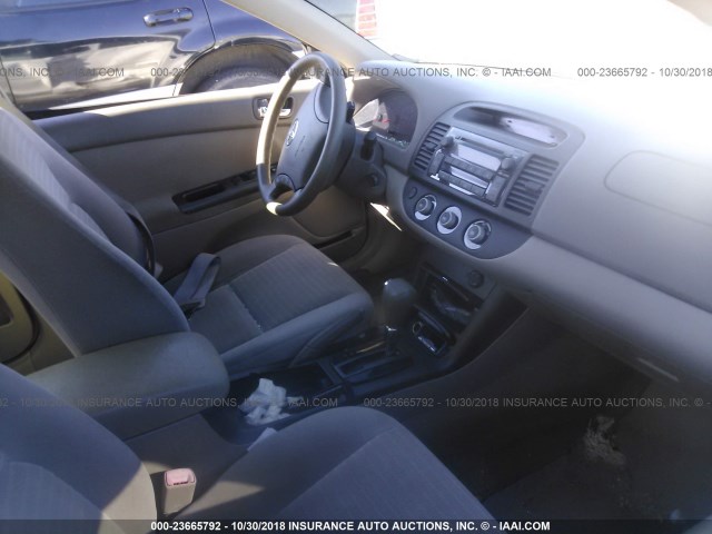 4T1BE32KX5U573607 - 2005 TOYOTA CAMRY LE/XLE/SE WHITE photo 5