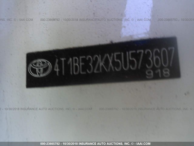 4T1BE32KX5U573607 - 2005 TOYOTA CAMRY LE/XLE/SE WHITE photo 9