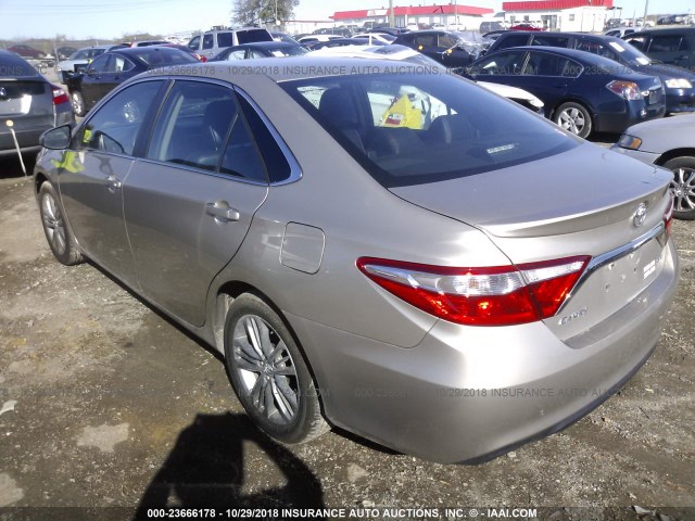 4T1BF1FKXGU243657 - 2016 TOYOTA CAMRY LE/XLE/SE/XSE 金色 照片 3