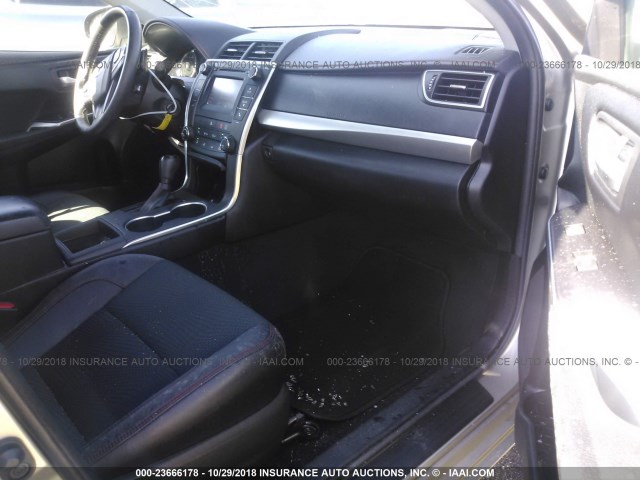4T1BF1FKXGU243657 - 2016 TOYOTA CAMRY LE/XLE/SE/XSE 金色 照片 5