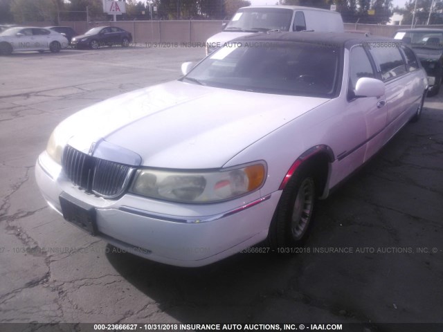1L1FM81W1YY793772 - 2000 LINCOLN TOWN CAR EXECUTIVE WHITE photo 2