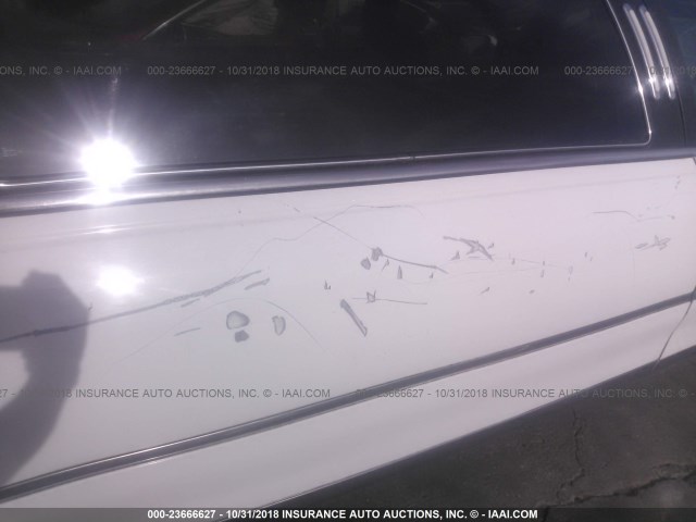 1L1FM81W1YY793772 - 2000 LINCOLN TOWN CAR EXECUTIVE WHITE photo 6