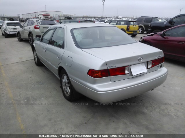 4T1BF28K1YU113271 - 2000 TOYOTA CAMRY LE/XLE 银色 照片 3
