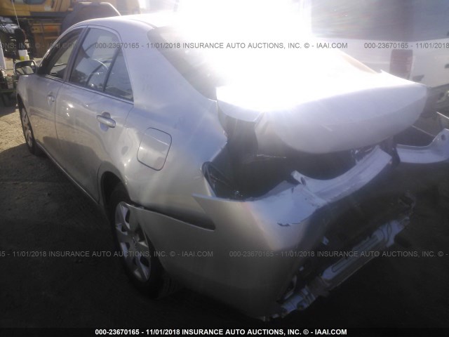 4T4BE46KX8R021857 - 2008 TOYOTA CAMRY CE/LE/XLE/SE SILVER photo 3