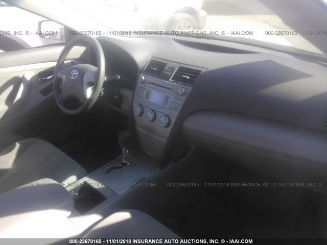 4T4BE46KX8R021857 - 2008 TOYOTA CAMRY CE/LE/XLE/SE SILVER photo 5