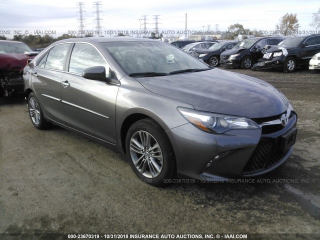 4T1BF1FK0HU382701 - 2017 TOYOTA CAMRY LE/XLE/SE/XSE GRAY photo 1