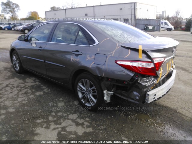 4T1BF1FK0HU382701 - 2017 TOYOTA CAMRY LE/XLE/SE/XSE GRAY photo 3