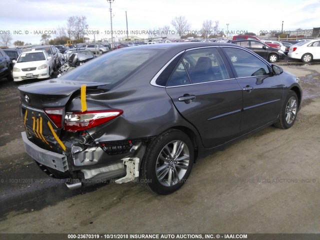 4T1BF1FK0HU382701 - 2017 TOYOTA CAMRY LE/XLE/SE/XSE GRAY photo 4