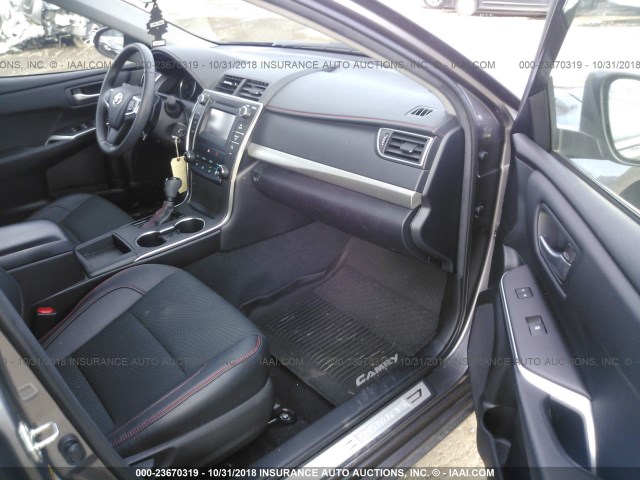 4T1BF1FK0HU382701 - 2017 TOYOTA CAMRY LE/XLE/SE/XSE GRAY photo 5