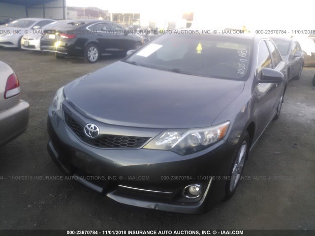 4T1BF1FK8DU295820 - 2013 TOYOTA CAMRY L/SE/LE/XLE Boz foto 2