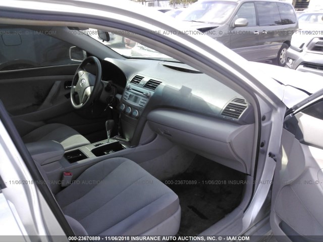 4T1BE46K59U284611 - 2009 TOYOTA CAMRY SE/LE/XLE SILVER photo 5