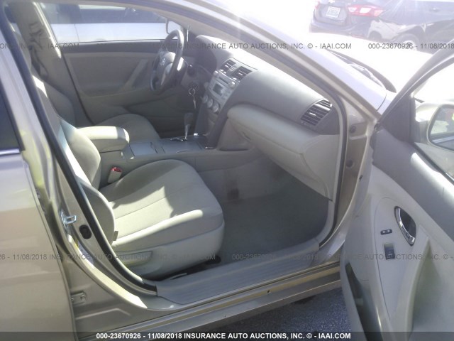 4T1BF3EK8AU071827 - 2010 TOYOTA CAMRY SE/LE/XLE GOLD photo 5