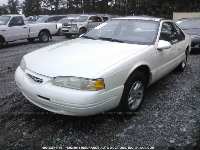 1FALP6243TH186155 - 1996 FORD THUNDERBIRD LX WHITE photo 2