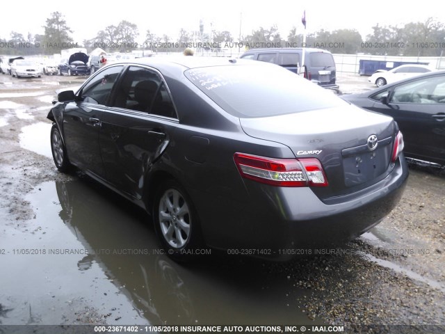 4T4BF3EK3BR208910 - 2011 TOYOTA CAMRY SE/LE/XLE GRAY photo 3