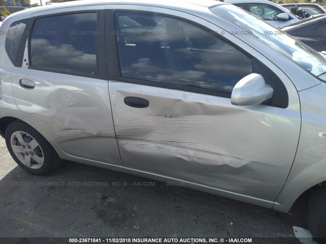 KL1TD62665B364786 - 2005 CHEVROLET AVEO LS SILVER photo 6