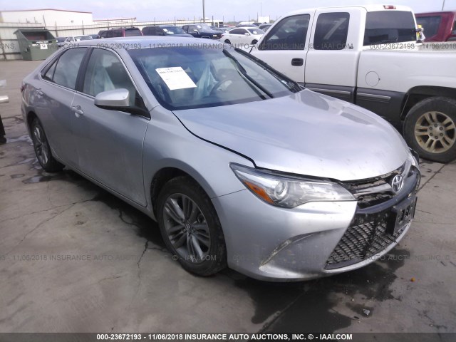 4T1BF1FK5HU444982 - 2017 TOYOTA CAMRY LE/XLE/SE/XSE SILVER photo 1
