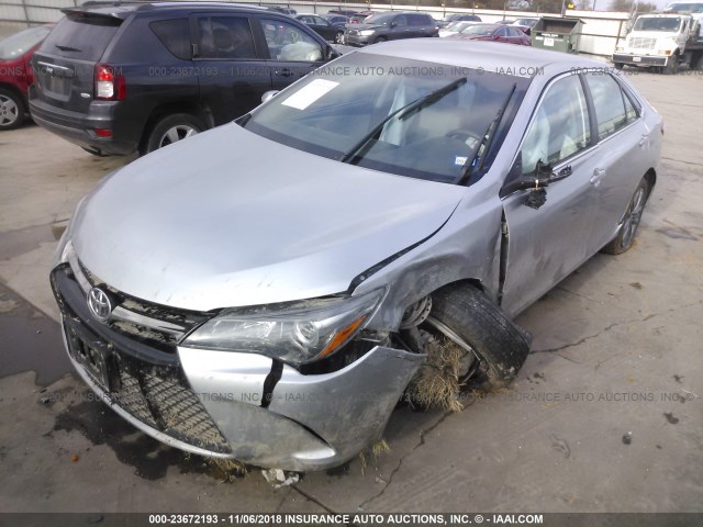 4T1BF1FK5HU444982 - 2017 TOYOTA CAMRY LE/XLE/SE/XSE SILVER photo 2