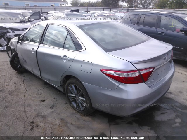 4T1BF1FK5HU444982 - 2017 TOYOTA CAMRY LE/XLE/SE/XSE 银色 照片 3