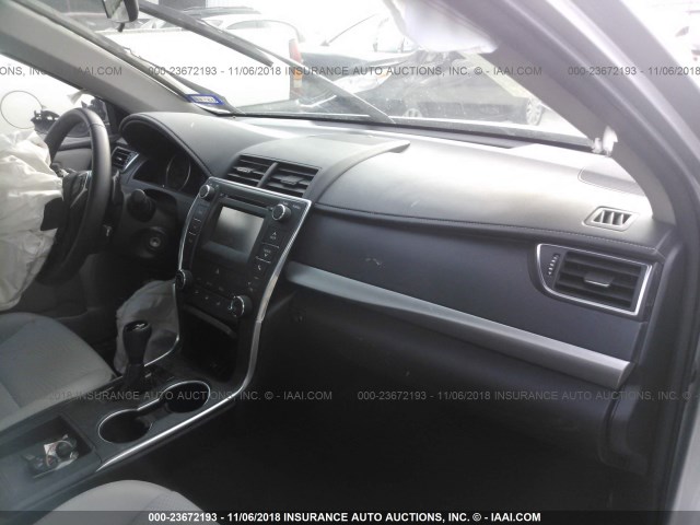 4T1BF1FK5HU444982 - 2017 TOYOTA CAMRY LE/XLE/SE/XSE 银色 照片 5