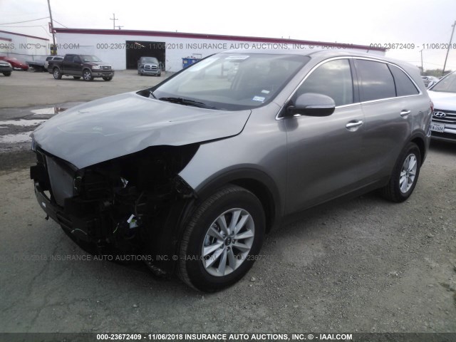 5XYPG4A54KG478916 - 2019 KIA SORENTO LX/L GRAY photo 2