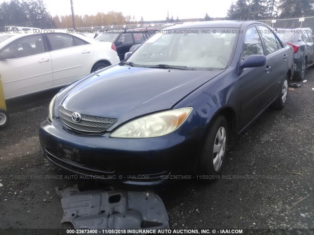JTDBE32K920116746 - 2002 TOYOTA CAMRY LE/XLE/SE BLUE photo 2