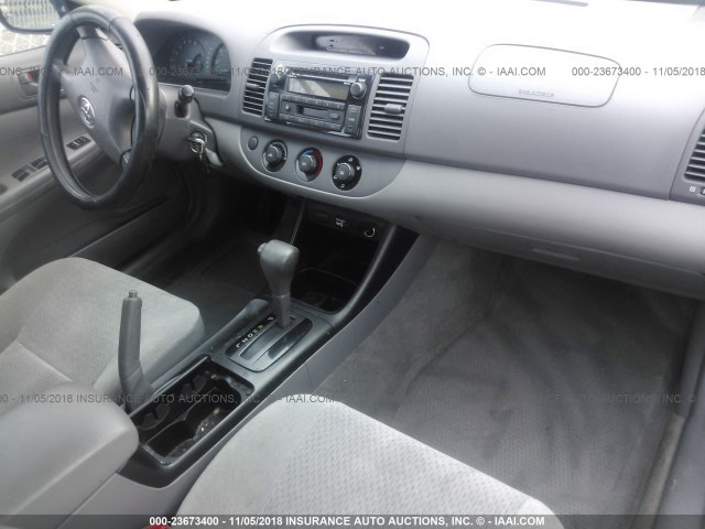 JTDBE32K920116746 - 2002 TOYOTA CAMRY LE/XLE/SE BLUE photo 5